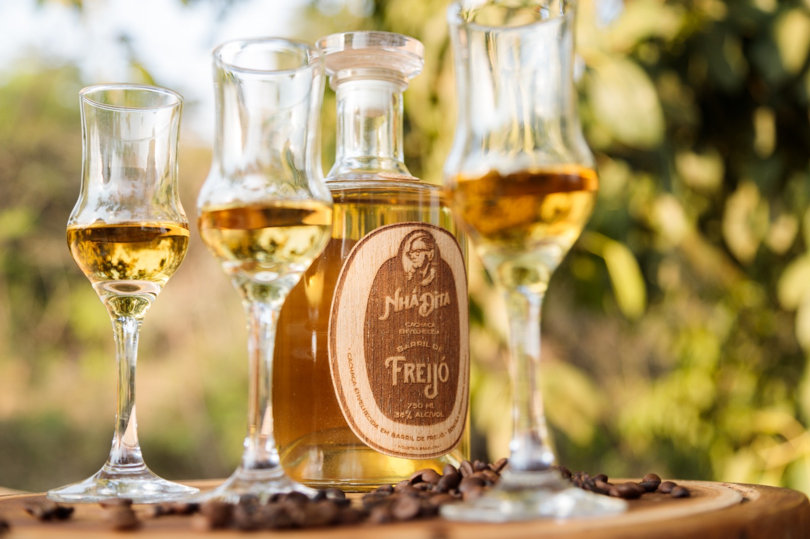 Cachaça Nhá Dita Envelhecida Extra Premium Freijó