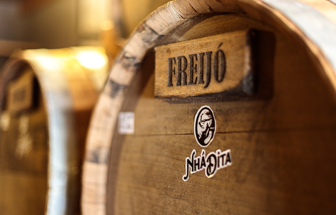 Cachaça Nhá Dita Envelhecida Extra Premium Freijó